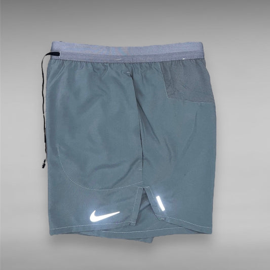 NIKE STRIDE SHORTS - GREY