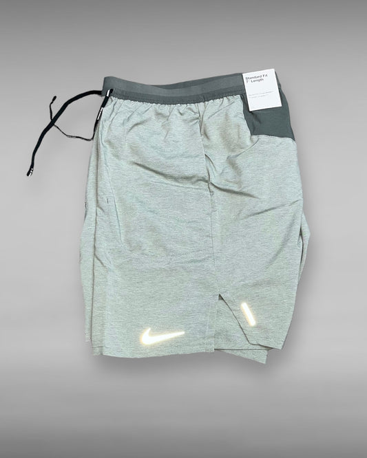 NIKE STRIDE SHORTS - LIGHT GREY